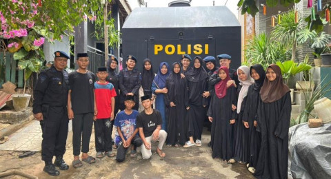 Polwan Satbrimob Polda Jambi Salurkan Air Bersih ke Panti Asuhan Al-Amin